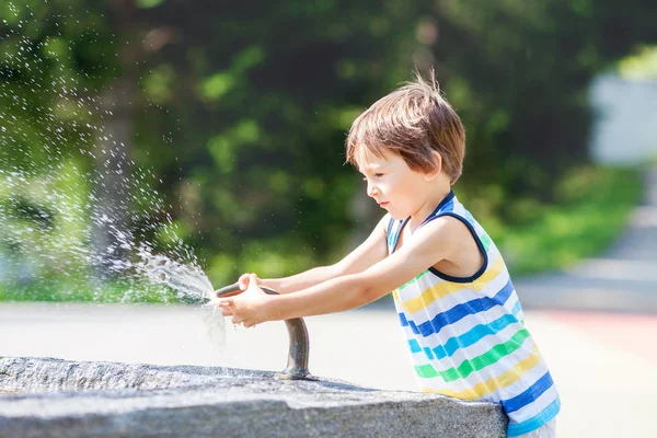 Dolce Bambino Ragazzo Spruzzi Acqua Una Fontana Felicità Estate — Foto Stock