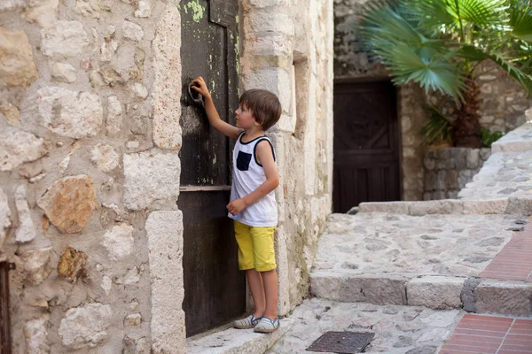 Petit Garçon Frappant Une Vieille Porte Médiévale Dans Vieux Village — Photo