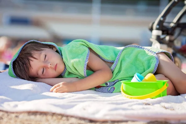 Bayi Laki Laki Kecil Tidur Pantai Sore Hari Dibungkus Handuk — Stok Foto