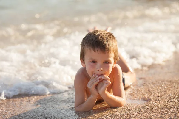 Przedszkolak Słodki Chłopiec Pogrywam Plaży Piaskiem Zachód Słońca — Zdjęcie stockowe