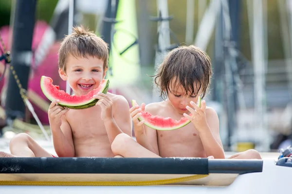 Δύο Μικρά Παιδιά Αδέλφια Αγόρι Τρώει Καρπούζι Στην Παραλία Καλοκαίρι — Φωτογραφία Αρχείου
