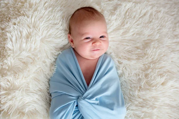初生男婴 包裹在蓝色的围巾 拿着一把吉他和微笑 — 图库照片