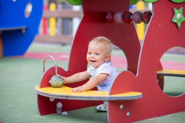 Bebek Çocuk, farklı ile oynarken playgdorund yaz gezintisi