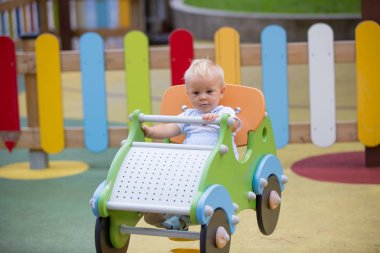 Bebek Çocuk, farklı ile oynarken playgdorund yaz gezintisi