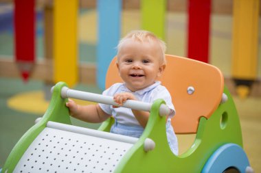 Bebek Çocuk, farklı ile oynarken playgdorund yaz gezintisi