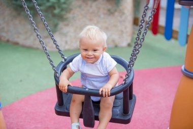 Bebek Çocuk, farklı ile oynarken playgdorund yaz gezintisi