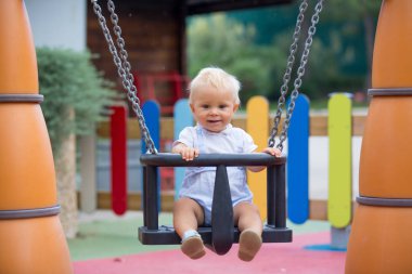 Bebek Çocuk, farklı ile oynarken playgdorund yaz gezintisi