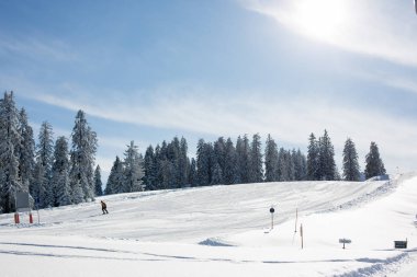 Sahne kış karlı manzarada Avusturyalı Apls Ski güneşli bir günde alansal