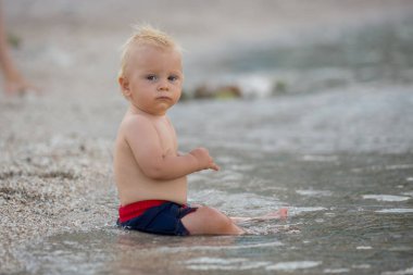 Toddler bebek plajda suda oynamak