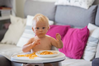 Küçük bebek bir yıl kapalı makarna yemek eski. Spagetti ile komik yürümeye başlayan çocuk. Sevimli ve sağlıklı gıda.