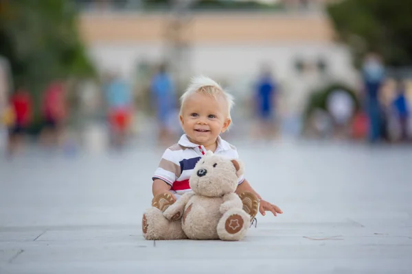 Dolce Bambino Bambino Ragazzo Giocando Con Orsacchiotto Città Una Serata — Foto Stock