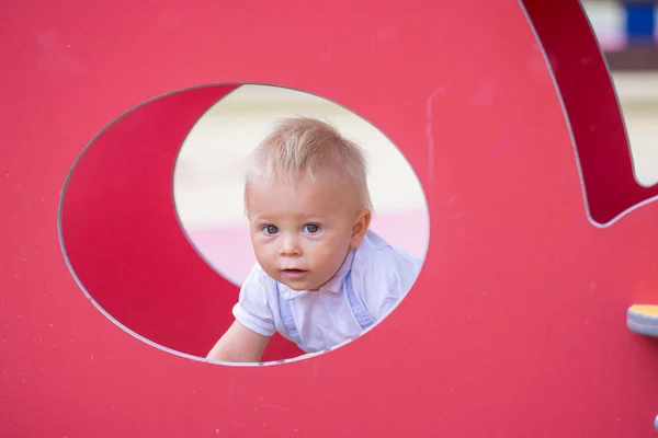 Adorabile Bambino Giocare Con Diverse Corse Sul Playgdorund Estate — Foto Stock