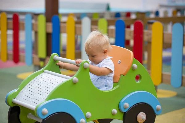 Förtjusande Baby Pojke Leka Med Olika Rider Playgdorund Sommaren — Stockfoto