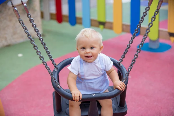 Bebek Çocuk, farklı ile oynarken playgdorund yaz gezintisi