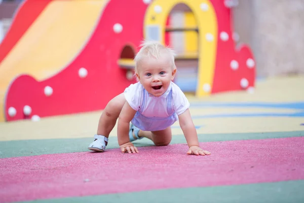 Entzückender Kleiner Junge Der Sommer Mit Verschiedenen Fahrgeschäften Auf Dem — Stockfoto