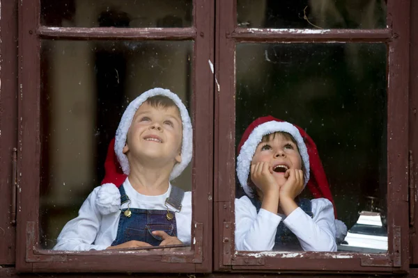 Dwa Cute Chłopców Bracia Patrząc Przez Okno Czekając Niecierpliwie Santa — Zdjęcie stockowe