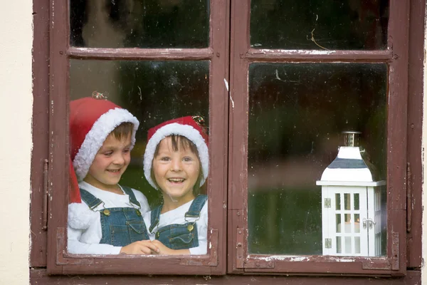 Twee Superleuke Jongens Broers Zoek Een Raam Ongeduldig Wachten Santa — Stockfoto