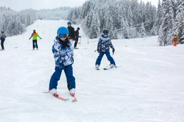 Bambini Età Prescolare Carino Sci Località Invernale Austriaca Una Giornata — Foto Stock