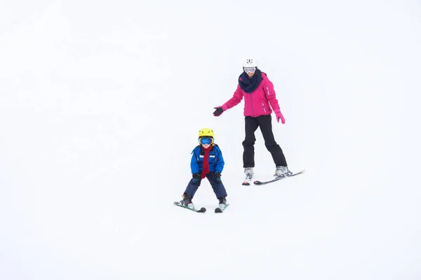 Menino Doce Sua Mãe Aprendendo Esquiar Uma Pista Esqui Suave — Fotografia de Stock