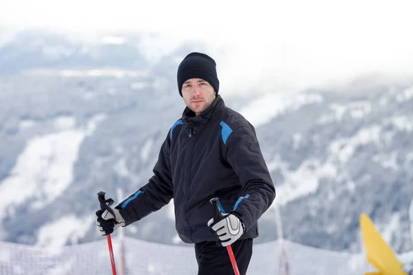 Jovem Esquiador Esquiando Resort Montanha Austríaco Inverno — Fotografia de Stock