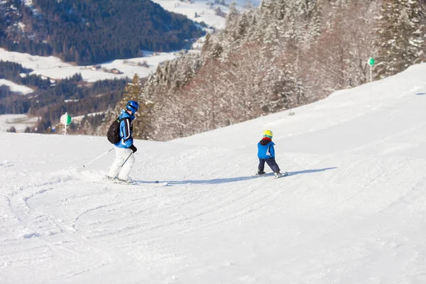 Vader Zoon Preschool Kind Skiën Oostenrijks Ski Oord Bergen Winter — Stockfoto