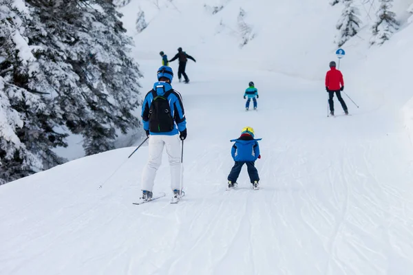 Baba ve oğul, okul öncesi çocuk, dağlarda, Avusturya Kayak merkezinde Kayak Kış