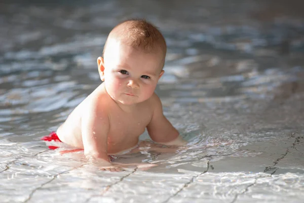 Χαριτωμένο Μωρό Αγοράκι Ευτυχώς Κολύμπι Μια Ρηχή Πισίνα Πιτσίλισμα Νερού — Φωτογραφία Αρχείου