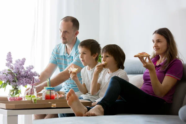 Piękne Młode Rodziny Dziećmi Jedzenie Pizzy Domu Oglądanie Telewizji Niedzielę — Zdjęcie stockowe