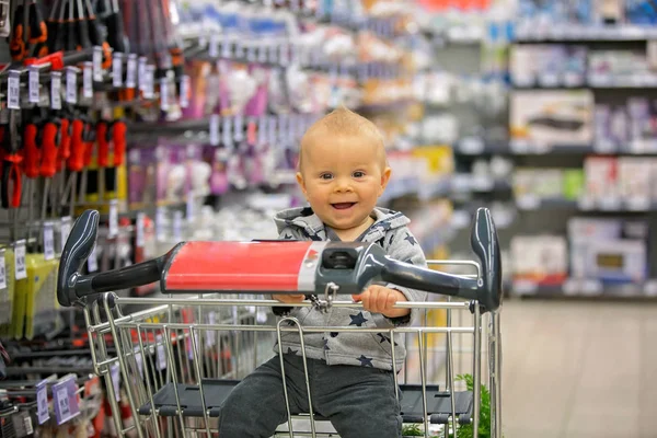 Kleinkind Das Einkaufswagen Supermarkt Sitzt Lächelt Und Brot Isst Während — Stockfoto