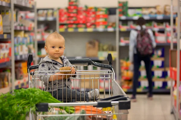 Toddler Baby Boy Sitting Shopping Cart Grocery Store Smiling Eating — Stock Photo, Image