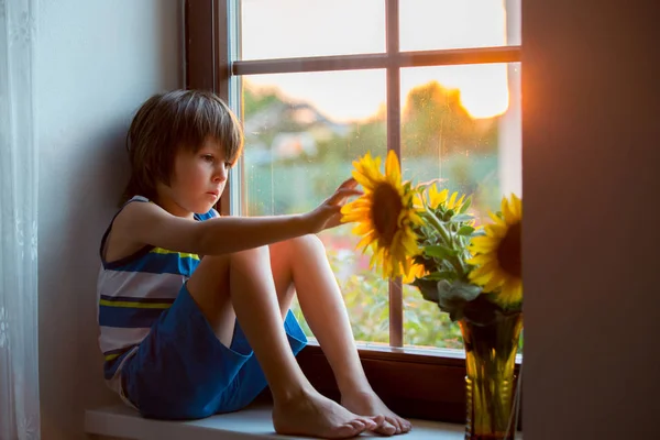Szomorú Aranyos Kis Tipegő Gyermek Játszó Abacus Egy Ablak Sunset — Stock Fotó