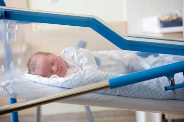 Piękny Noworodek Leżący Łóżeczku Szpitalu Prenatalnym — Zdjęcie stockowe