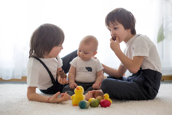 Három Aranyos Fiúk Testvérek Testvérek Játszik Húsvéti Tojások Étkezési Csokoládé — Stock Fotó