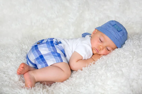 Lindo Bebé Durmiendo Cama Con Sombrero Casa —  Fotos de Stock