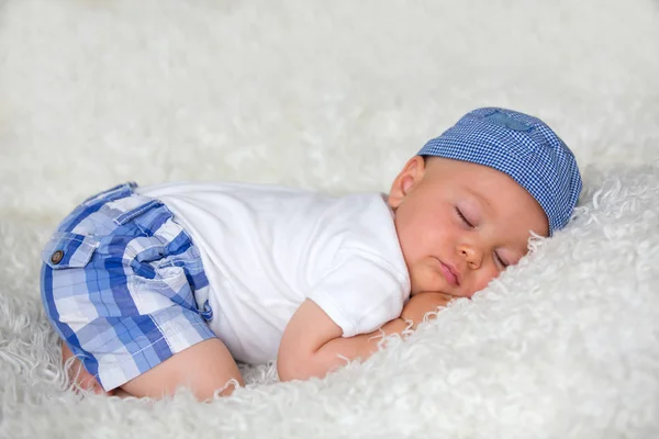 Söt Baby Pojke Sover Sängen Med Hatt Hemma — Stockfoto