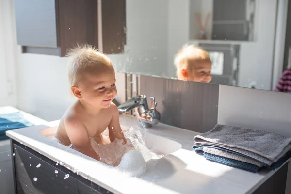 Bebê Tomando Banho Lavatório Criança Brincando Com Espuma Bolhas Sabão — Fotografia de Stock