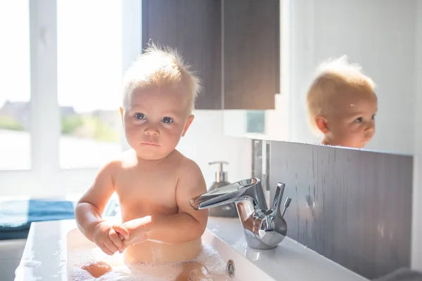 Bebek Alarak Banyo Lavabo Köpük Sabun Köpüğü Ile Pencere Güneşli — Stok fotoğraf