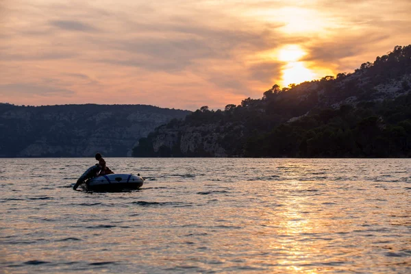 Promenade Soirée Cette Famille Avec Enfants Sur Bateau Sur Rivière — Photo