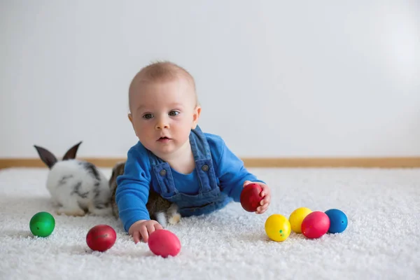 小蹒跚学步的孩子 小男孩 玩兔子和复活节彩蛋在家里 五颜六色的手画鸡蛋 — 图库照片