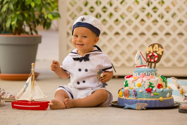 幼児の小さな男の子に扮した船乗り 海テーマ ケーキ ボート 魚とアクア動物 Backgground と彼の最初の誕生日を祝う — ストック写真