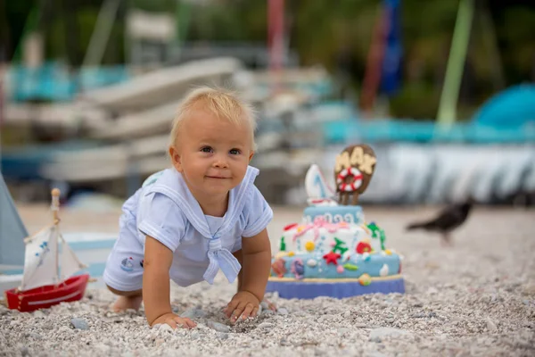 Dolce Bambino Che Festeggia Spiaggia Primo Compleanno Con Torta Tema — Foto Stock