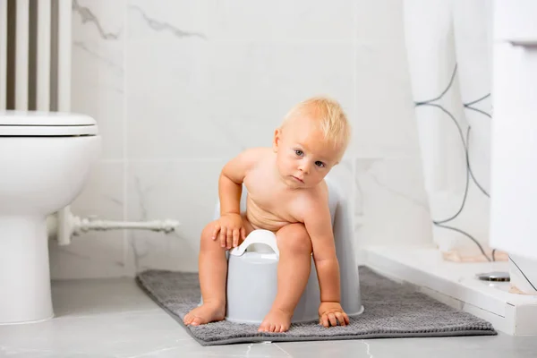 トイレに座っている子 少年の子供教育玩具とトイレ訓練の概念で遊んで 赤ちゃんの学習 開発手順 — ストック写真