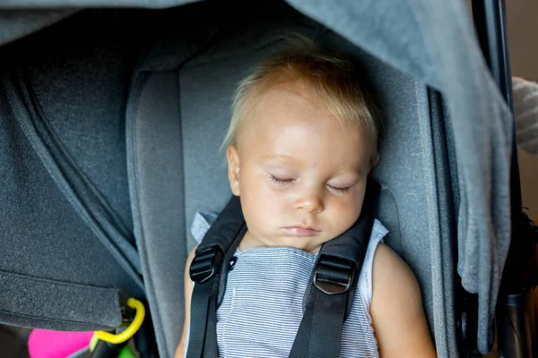 Söt Frisk Pojke Sover Vagnen — Stockfoto