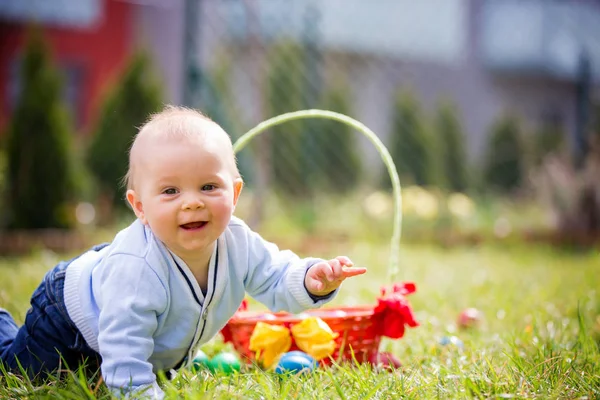 Милый Маленький Мальчик Охотится Пасхальными Яйцами Весеннем Парке Пасхальный День — стоковое фото