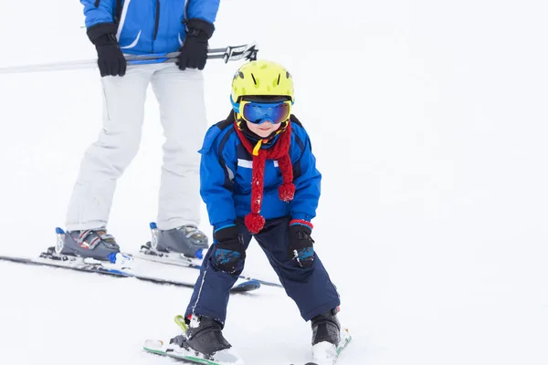 年轻的学龄前儿童 其次是他的父亲 滑雪度假滑雪胜地在奥地利 — 图库照片