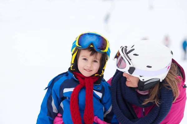 甜美的小男孩和他的母亲 学习在阴天在奥地利滑雪胜地温和的滑雪坡上滑雪 — 图库照片