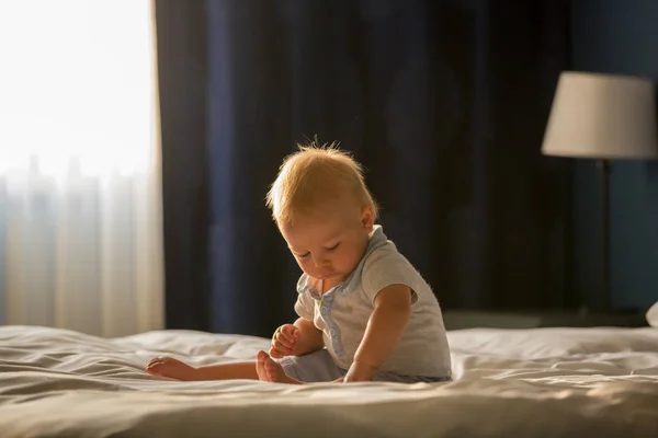 Kardeş Çocukları Erkek Bebek Büyük Kardeşi Yatakta Birlikte Oynayan Güneşli — Stok fotoğraf
