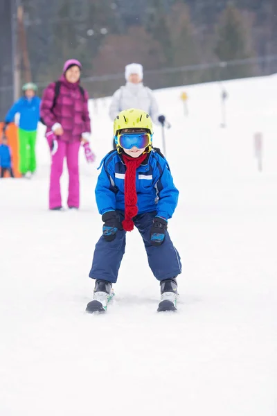 年轻的学龄前儿童 在奥地利 滑雪场的雪坡上滑雪冬季 — 图库照片