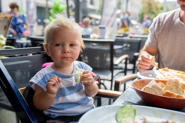 Γλυκό Μωρό Αγόρι Παιδί Τρώει Ψωμί Στο Εστιατόριο Μια Καυτή — Φωτογραφία Αρχείου