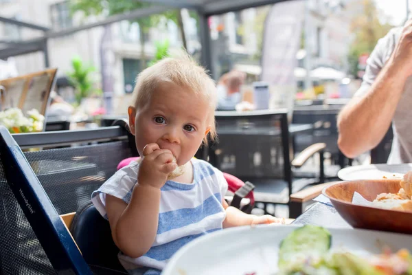 Süßer Kleiner Junge Kind Isst Einem Heißen Sommertag Freien Brot — Stockfoto